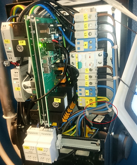 Ensto EV Wiki > Tyypin 2 lukkomoottorin virheet Wallboxin orjapuolella > Supply cables block lock motor lever in Wallbox picture.png